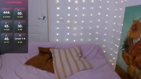 Snapshot of nymphobabee chatting on December 8, 11:18 pm crystal 3 online show from December 8, 11:18 pm