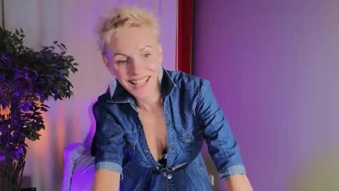 Snapshot of nymphvariety chatting on October 14, 5:21 am Angie online show from October 14, 5:21 am