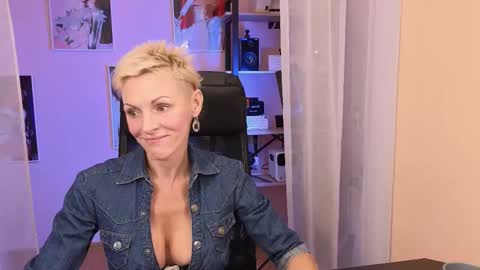 Snapshot of nymphvariety chatting on October 7, 5:25 am Angie online show from October 7, 5:25 am