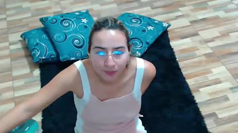 Snapshot of odette_brigh_ chatting on February 18, 11:19 pm Val online show from February 18, 11:19 pm