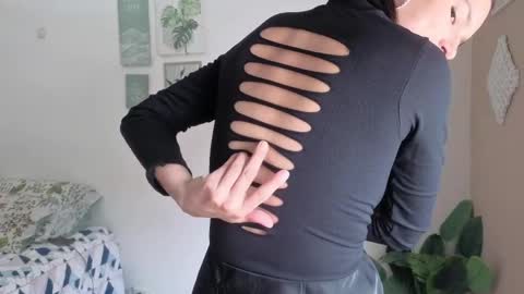 ohanna_ online show from April 24, 6:10 pm