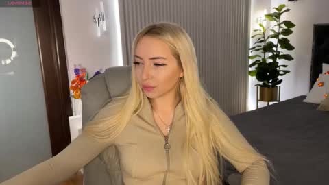 Snapshot of ohmyemma chatting on October 14, 1:08 am Emma online show from October 14, 1:08 am