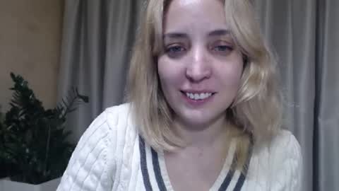 Snapshot of ohsweetmari chatting on October 22, 2:08 pm Mari online show from October 22, 2:08 pm