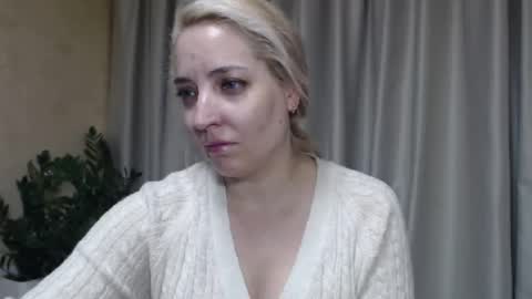 Snapshot of ohsweetmari chatting on October 5, 3:52 pm Mari online show from October 5, 3:52 pm