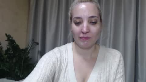 Snapshot of ohsweetmari chatting on October 11, 5:49 pm Mari online show from October 11, 5:49 pm