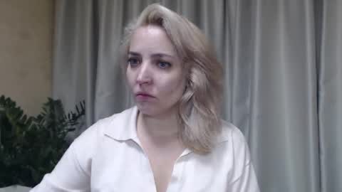 Snapshot of ohsweetmari chatting on September 30, 2:49 pm Mari online show from September 30, 2:49 pm