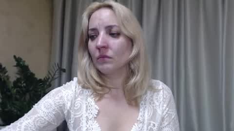 Snapshot of ohsweetmari chatting on October 8, 4:02 pm Mari online show from October 8, 4:02 pm
