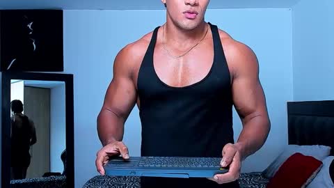 oliver_tommy online show from January 16, 11:30 am