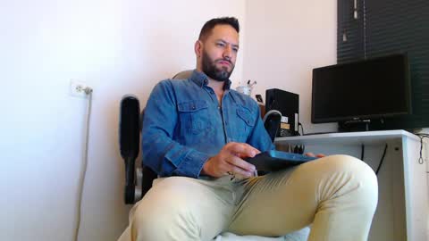 oliver online show from April 3, 1:40 pm