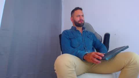 Snapshot of oliverdrew1 chatting on December 3, 10:01 pm oliver online show from December 3, 10:01 pm