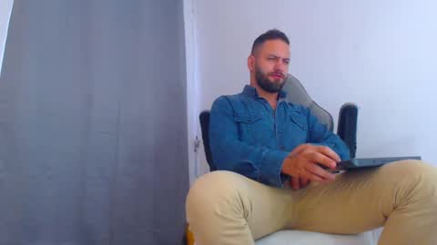 Snapshot of oliverdrew1 chatting on December 4, 9:51 pm oliver online show from December 4, 9:51 pm