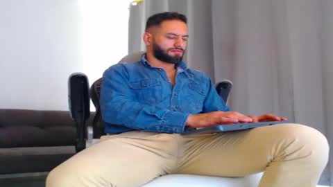 oliver online show from December 4, 4:50 pm