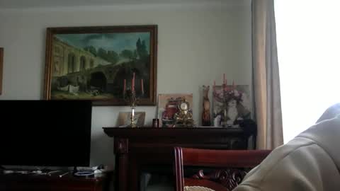 Snapshot of oliverlucky chatting on October 18, 8:40 am CryotoneX online show from October 18, 8:40 am