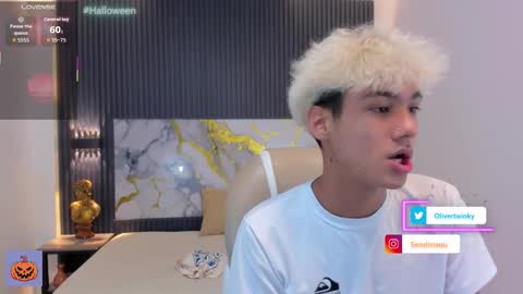 Snapshot of olivertwinky_ chatting on October 15, 9:59 pm Oliver online show from October 15, 9:59 pm