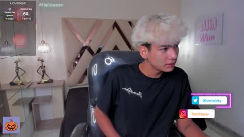 Snapshot of olivertwinky_ chatting on October 14, 4:10 pm Oliver online show from October 14, 4:10 pm