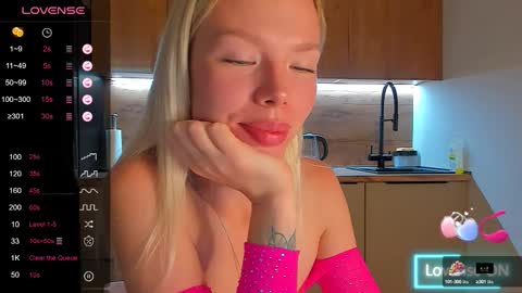 Snapshot of olivia_bells chatting on September 24, 10:27 pm Olivia 3 online show from September 24, 10:27 pm