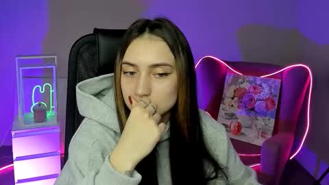 Snapshot of olivia_norton_ chatting on October 7, 12:23 pm olivia_norton_ online show from October 7, 12:23 pm