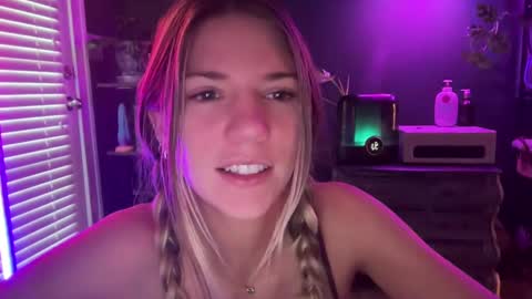 Snapshot of oliviahansleyy chatting on January 21, 8:11 pm Olivia online show from January 21, 8:11 pm