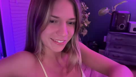 Snapshot of oliviahansleyy chatting on March 10, 7:00 am Olivia online show from March 10, 7:00 am