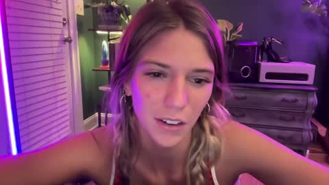Snapshot of oliviahansleyy chatting on December 5, 6:15 am Olivia online show from December 5, 6:15 am