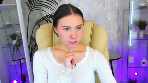 olivialangs online show from March 26, 11:15 am