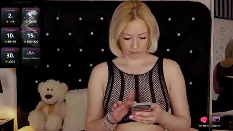 Snapshot of oliviashaw23 chatting on March 9, 5:11 am Olivia online show from March 9, 5:11 am
