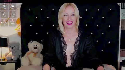 Snapshot of oliviashaw23 chatting on October 15, 12:47 am Olivia online show from October 15, 12:47 am