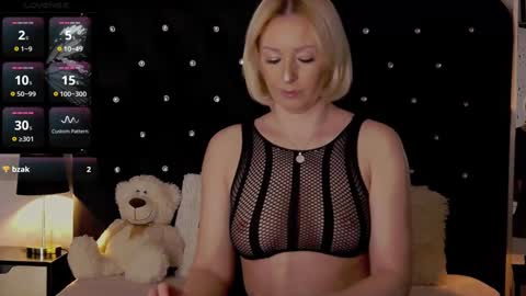 Snapshot of oliviashaw23 chatting on January 30, 8:32 am Olivia online show from January 30, 8:32 am