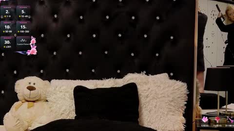 Snapshot of oliviashaw23 chatting on January 14, 10:12 pm Olivia online show from January 14, 10:12 pm