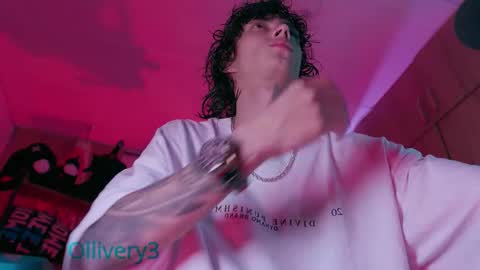 Snapshot of olliver___y chatting on October 20, 2:16 am online show from October 20, 2:16 am