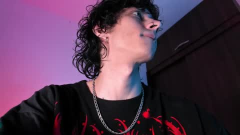 Snapshot of olliver___y chatting on December 20, 5:25 am online show from December 20, 5:25 am