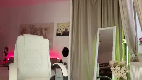 Eve Voss online show from November 14, 7:43 am