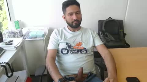 Snapshot of outdoornakedguy11_007 chatting on December 5, 9:44 pm outdoornakedguy11_007 online show from December 5, 9:44 pm
