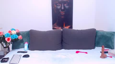 PAMEL ISSY online show from January 18, 12:15 pm