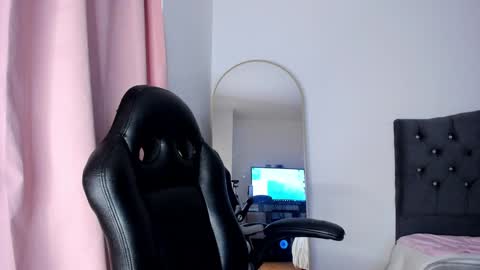 Snapshot of pamela_trouble chatting on December 3, 1:36 am pamela_trouble online show from December 3, 1:36 am