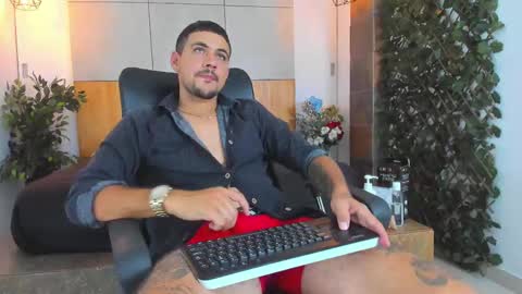 Snapshot of paul_rivera chatting on February 24, 9:31 pm Paul Rivera online show from February 24, 9:31 pm