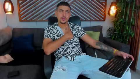 Snapshot of paul_rivera chatting on February 17, 7:33 pm Paul Rivera online show from February 17, 7:33 pm