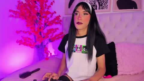 paula_hills_ online show from April 22, 10:55 am