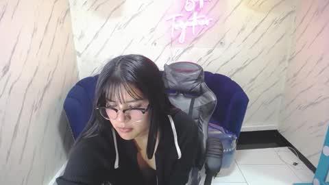 Snapshot of paulette_v chatting on March 12, 8:41 pm Live 800am 200pm COLOMBIAN HOUR online show from March 12, 8:41 pm