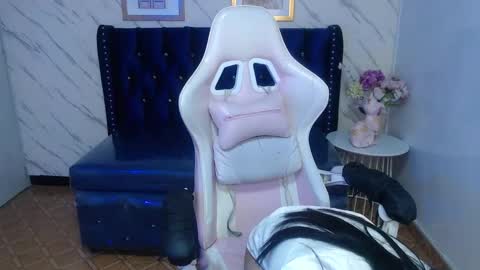 Snapshot of paulette_v chatting on February 13, 4:28 pm Live 800am 200pm COLOMBIAN HOUR online show from February 13, 4:28 pm