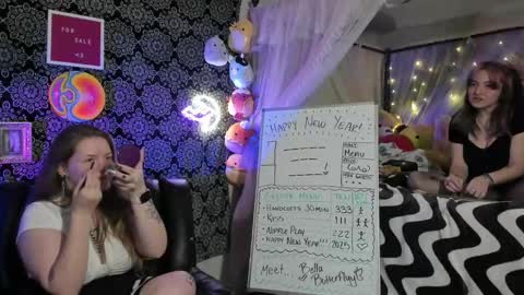 ArtsyHeartsyy online show from January 1, 5:11 am