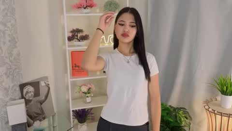 Mia online show from November 13, 4:15 am