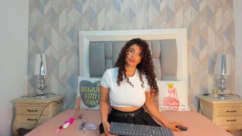 Snapshot of penelope_cox chatting on September 23, 3:44 am Penelope online show from September 23, 3:44 am