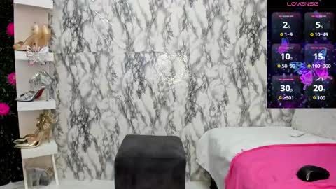 Perla Thompson online show from February 8, 9:15 pm