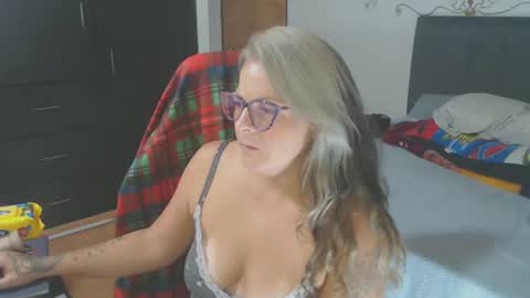 Snapshot of perlagoloza05 chatting on February 10, 4:41 am goloza online show from February 10, 4:41 am