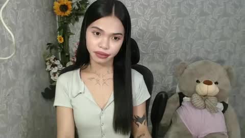 Snapshot of petite_angelx chatting on January 30, 1:00 am angel online show from January 30, 1:00 am