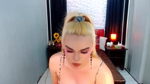 Snapshot of phenominalduodiva chatting on October 14, 2:58 am cervena online show from October 14, 2:58 am