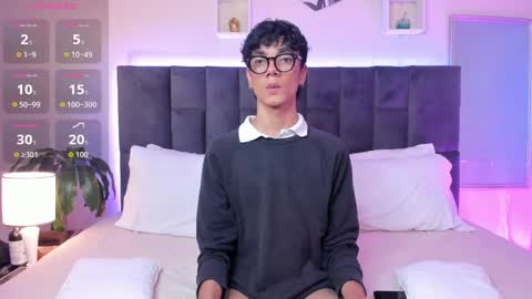 Snapshot of phillicious_ chatting on October 1, 9:24 pm Phillip online show from October 1, 9:24 pm