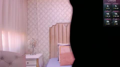 Snapshot of pia_johnson_ chatting on October 15, 11:44 am online show from October 15, 11:44 am