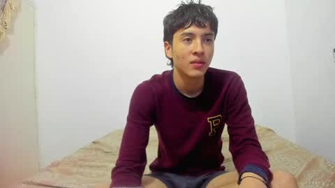 picaszomilos350 online show from April 15, 11:24 am